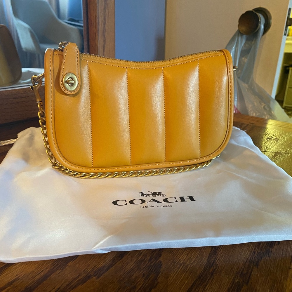 COACH Swinger 20 Pillow Quilting in Buttercup, gently used, excellent condition